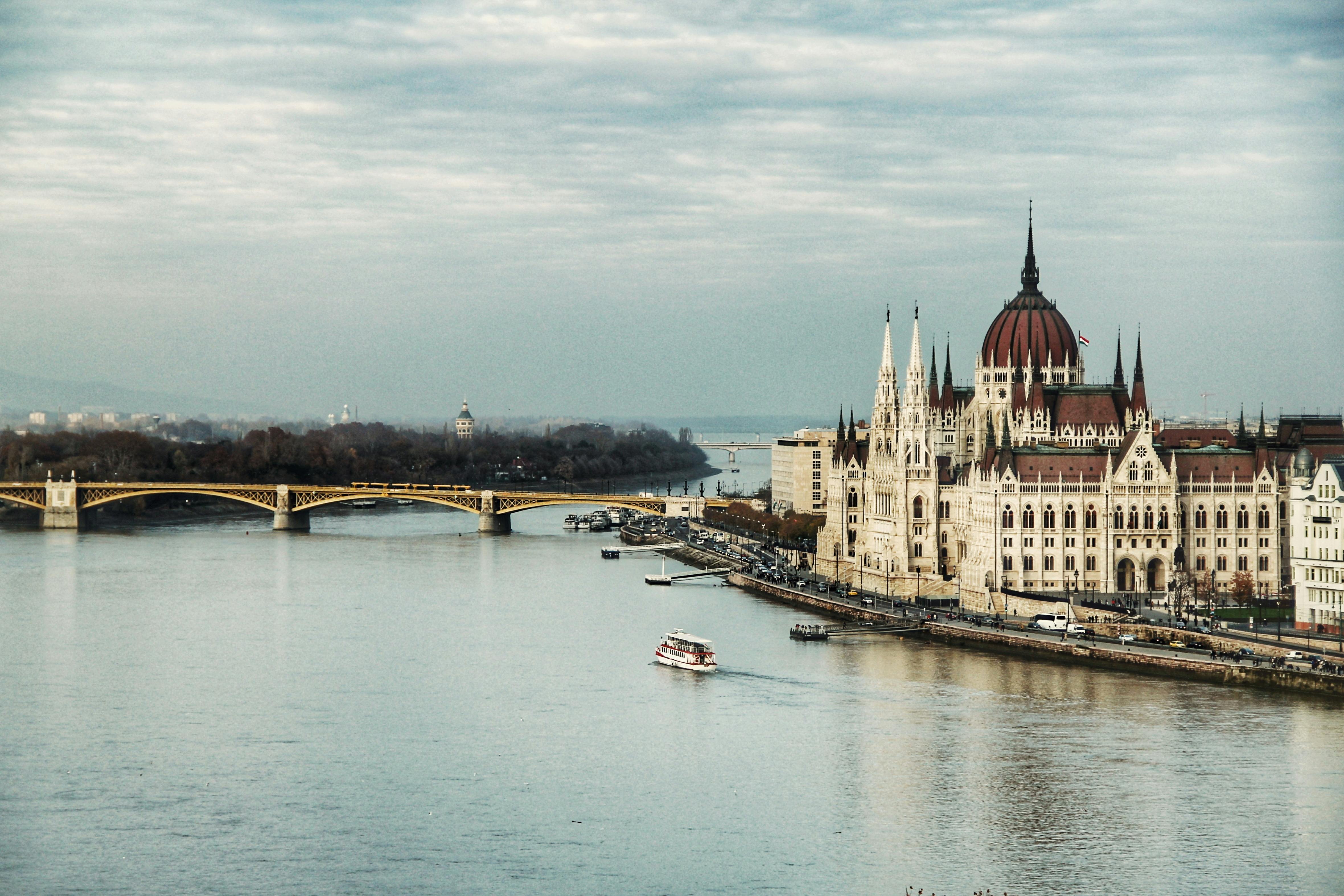 Guía rápida de Budapest: Parlamento, balnearios y la Avenida Andrássy episode artwork