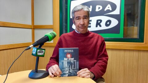 Gonzalo Gonz&aacute;lez Laiz con su libro '99, Noir Street', con ilustraciones de Nadia Gonz&aacute;lez. .