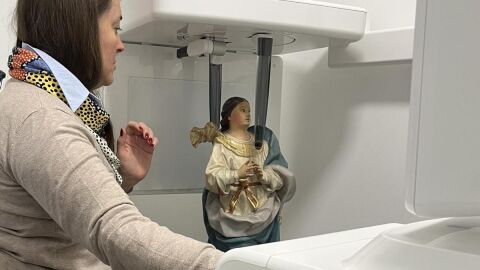 Ana Satorre con la imagen de la Inmaculada de Salzillo