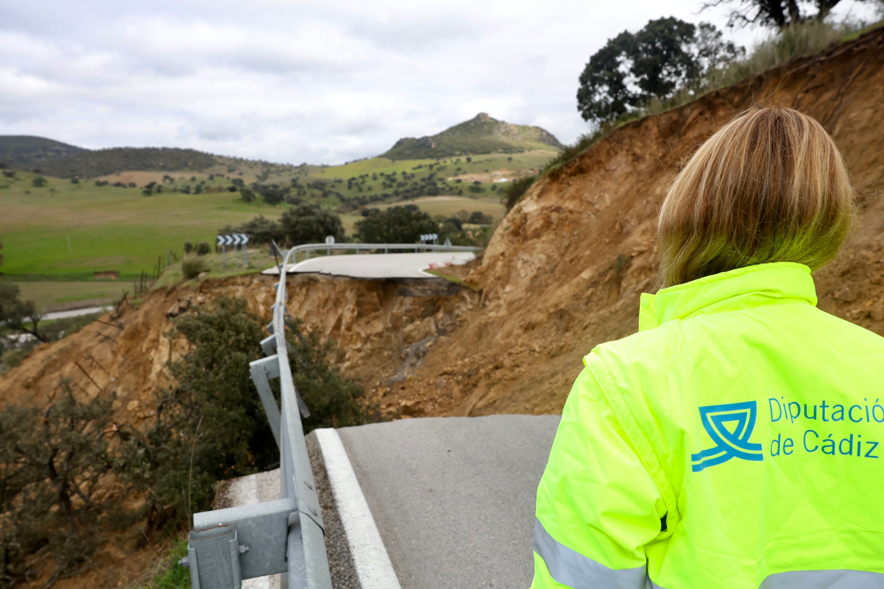 Diputación de Cádiz invierte casi 5 millones de euros en reparaciones de seis carreteras de la Sierra Diputación de Cádiz invierte casi 5 millones de euros en reparaciones de seis carreteras de la Sierra