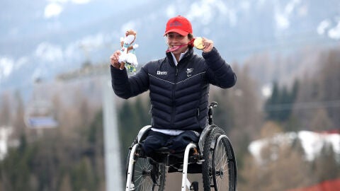 Audrey Pascual con la medalla de oro lograda en Supergigante