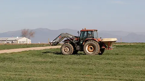 La guerra afecta a las materias primas y dispara el gasóleo agrícola El precio del gasóleo agrícola ha subido 40 céntimos por litro