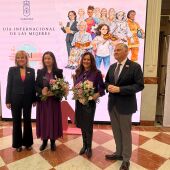 Las premiadas en el acto institucional junto a Cañizares y Escobedo
