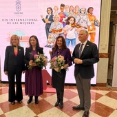 Las premiadas en el acto institucional junto a Cañizares y Escobedo Las premiadas en el acto institucional junto a Cañizares y Escobedo