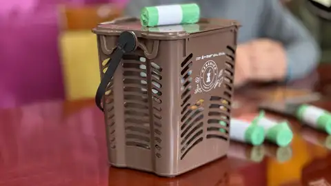 Un contenedor marrón en la rueda de prensa celebrada hoy en el Ayuntamiento de Puerto Real Un contenedor marrón en la rueda de prensa celebrada hoy en el Ayuntamiento de Puerto Real