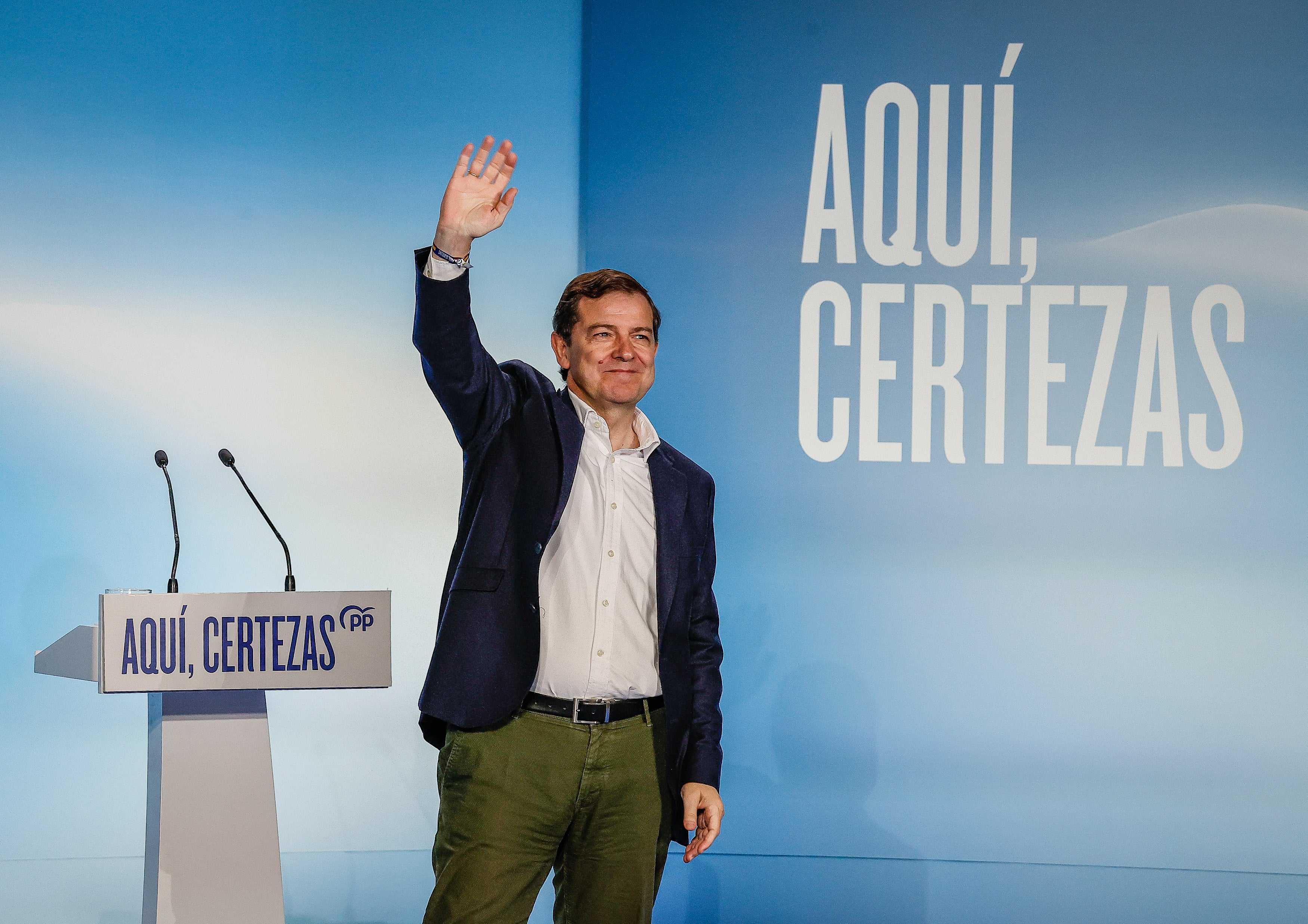 Mañueco se refuerza, Vox se dispara y el PSOE vuelve a bajar Mañueco se refuerza, Vox se dispara y el PSOE vuelve a bajar