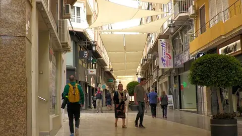 Imagen de archivo de comercios en una calle del centro de Elche. Imagen de archivo de comercios en una calle del centro de Elche.