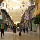 Imagen de archivo de comercios en una calle del centro de Elche.