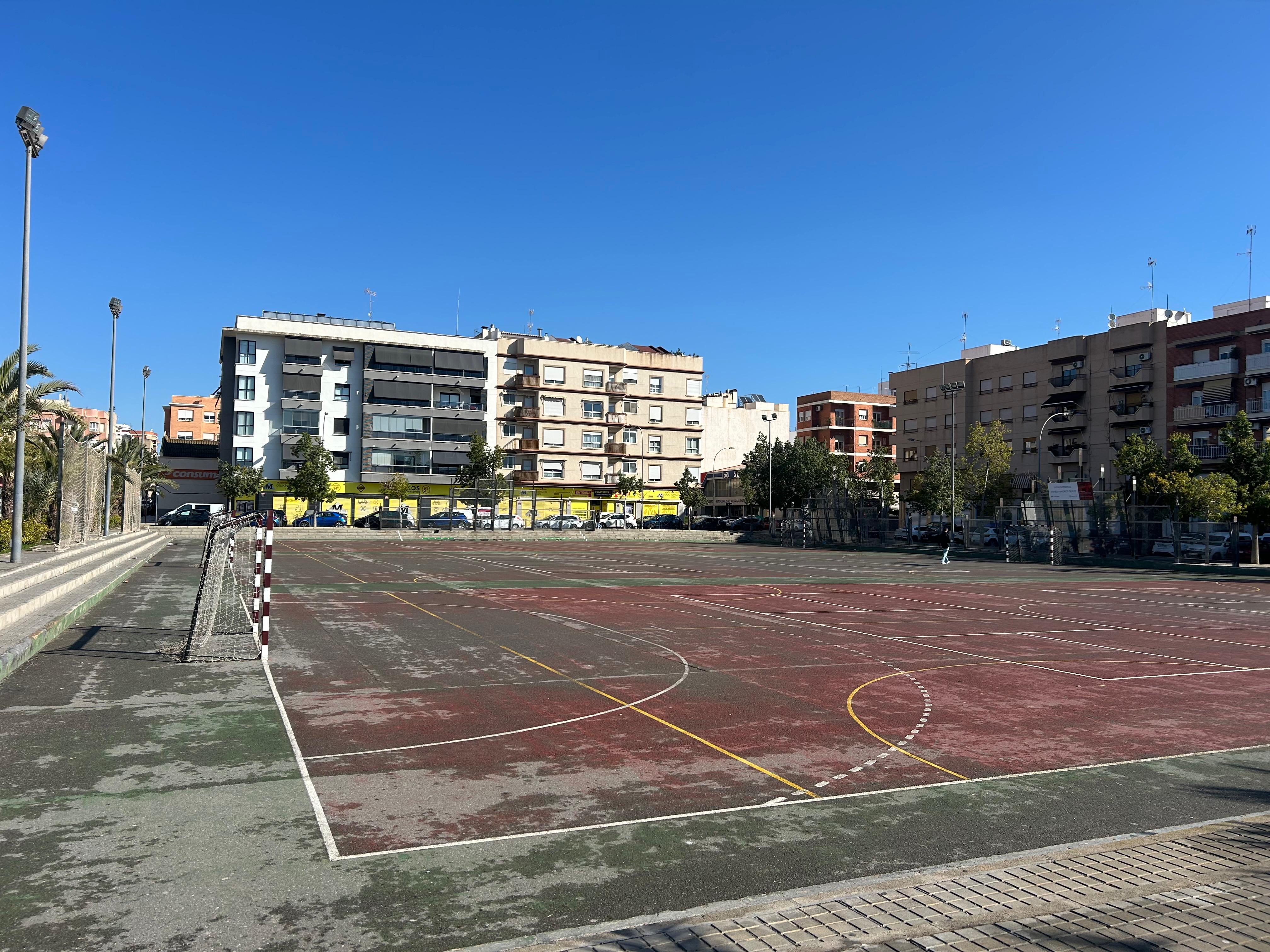 Elche renovará el área deportiva del barrio del Plá cubriendo dos de sus pistas e incorporando placas solares Elche renovará el área deportiva del barrio del Plá cubriendo dos de sus pistas e incorporando placas solares