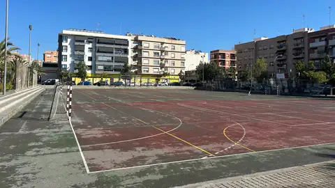 Una de las pistas deportivas del barrio del Plá. Una de las pistas deportivas del barrio del Plá.