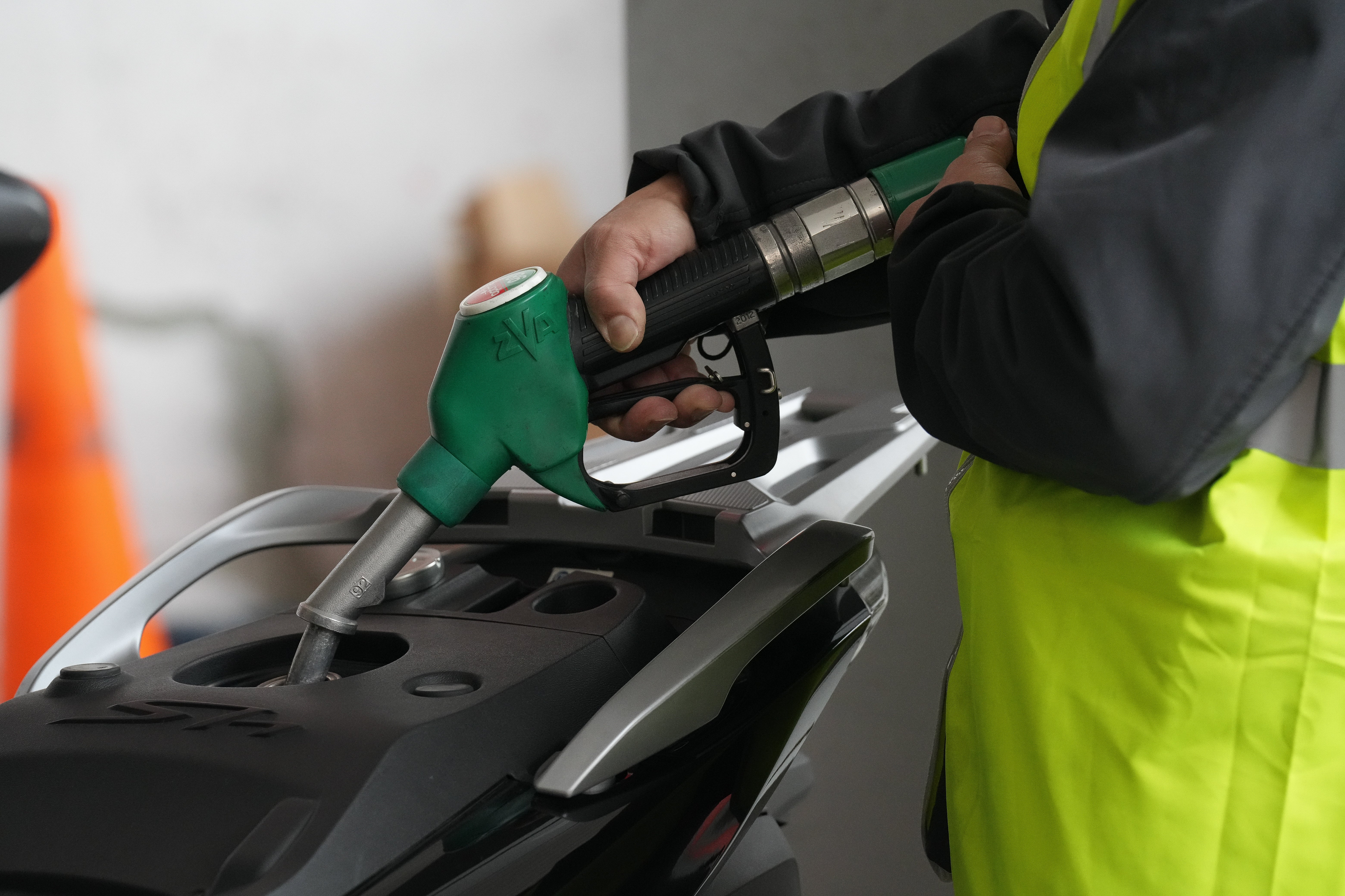 Qué es el impuesto de hidrocarburos que el Gobierno ha eliminado como medida anticrisis: así te afecta Qué es el impuesto de hidrocarburos que el Gobierno ha eliminado como medida anticrisis: así te afecta