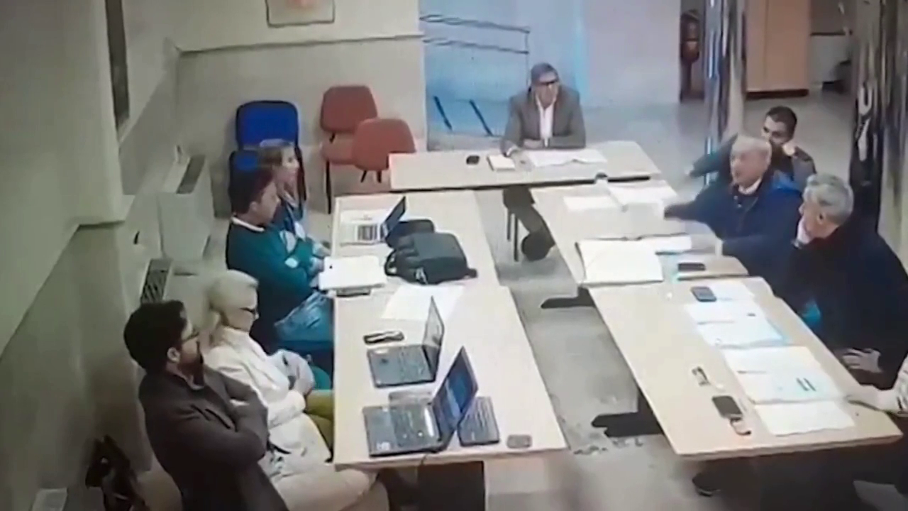 El concejal del PSOE en Aranjuez lanza un vaso al de Vox al grito de "fascista": "Me has llamado vago" El concejal del PSOE en Aranjuez lanza un vaso al de Vox al grito de "fascista": "Me has llamado vago"