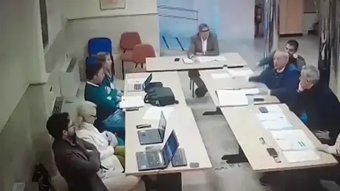 El concejal del PSOE en Aranjuez lanza un vaso al de Vox al grito de "fascista": "Me has llamado vago" El concejal del PSOE en Aranjuez lanza un vaso al de Vox al grito de "fascista": "Me has llamado vago"