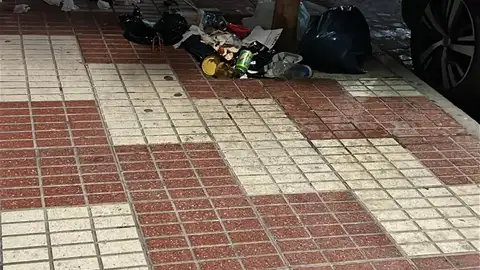 La Policía Local de Algemesí detiene al responsable de esparcir basura en varias calles del municipio La Policía Local de Algemesí detiene al responsable de esparcir basura en varias calles del municipio