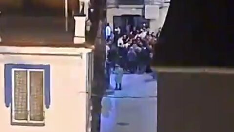 El presidente de los vecinos, Joaquín Gangoso capta el ruido de la calle desde su vivienda en el casco antiguo de Alicante