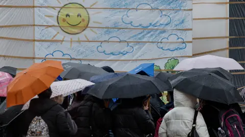 Personas con paraguas en un día lluvioso en València. Personas con paraguas en un día lluvioso en València.