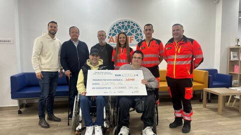Un momento de la entrega solidaria del cheque a AEMIF