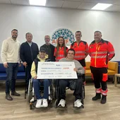 Un momento de la entrega solidaria del cheque a AEMIF Un momento de la entrega solidaria del cheque a AEMIF