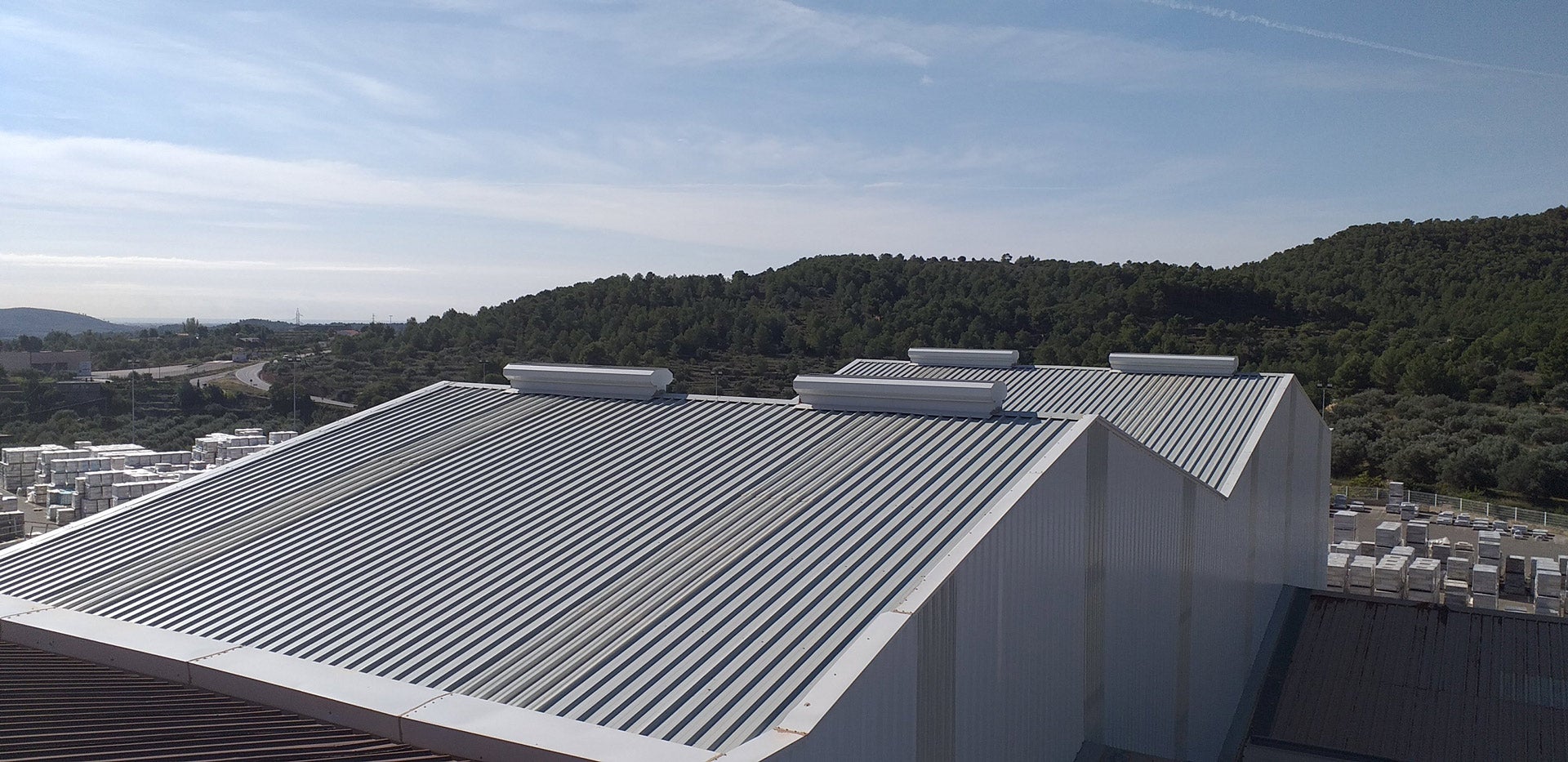 Un trabajador hospitalizado tras caer desde el techo de una nave industrial en el polígono La Cepa Un trabajador hospitalizado tras caer desde el techo de una nave industrial en el polígono La Cepa