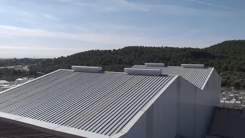 Un trabajador hospitalizado tras caer desde el techo de una nave industrial en el polígono La Cepa Un trabajador hospitalizado tras caer desde el techo de una nave industrial en el polígono La Cepa