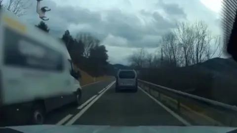 El adelantamiento quedó registrado en una grabación realizada desde uno de los vehículos El adelantamiento quedó registrado en una grabación realizada desde uno de los vehículos