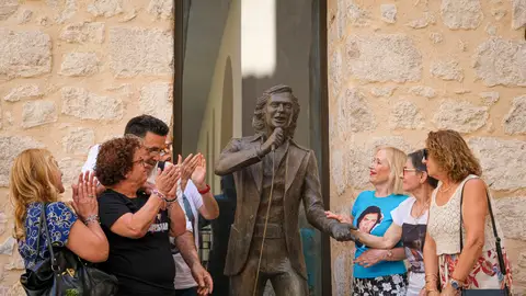 Una escultura ya le recuerda en su ciudad natal Una escultura ya le recuerda en su ciudad natal