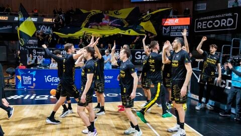 JUgadores de La Laguna Tenerife antes de un partido