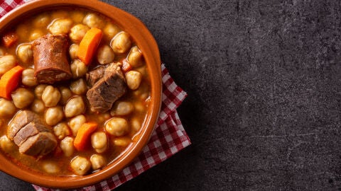 Imagen de archivo de un plato de cocido. 