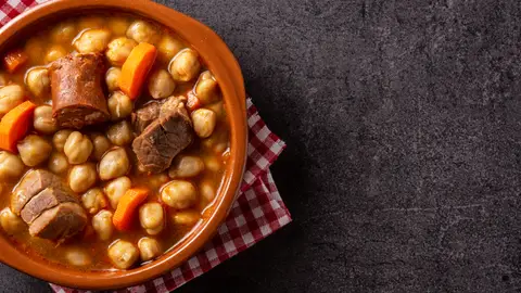 Imagen de archivo de un plato de cocido. Imagen de archivo de un plato de cocido.