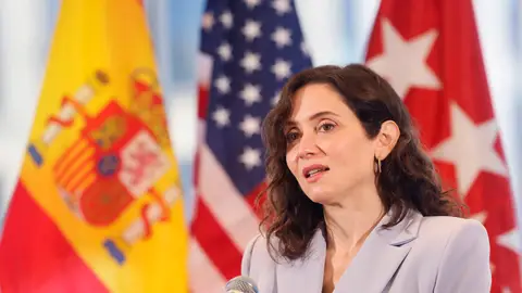 Ayuso pide a Sánchez bajar inmediatamente el IVA de luz, gas y combustibles, y espera que el Gobierno central sepa elegir sus aliados Ayuso pide a Sánchez bajar inmediatamente el IVA de luz, gas y combustibles, y espera que el Gobierno central sepa elegir sus aliados