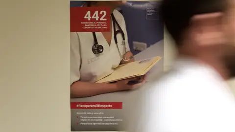 Un hombre pasa ante un cartel de una campaña de recuperar el respeto a los facultativos médicos, que aunque tienen rango de autoridad pública sufren amenazas y agresiones de pacientes o sus familiares. Un hombre pasa ante un cartel de una campaña de recuperar el respeto a los facultativos médicos, que aunque tienen rango de autoridad pública sufren amenazas y agresiones de pacientes o sus familiares.
