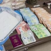 Dinero, droga y otros efectos intervenidos por la Policía Nacional.