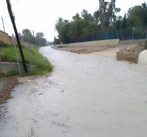 Camnio en Elche inundado por las lluvias intensas caídas este martes. Camnio en Elche inundado por las lluvias intensas caídas este martes.