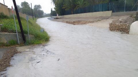 Camnio en Elche inundado por las lluvias intensas ca&iacute;das este martes.