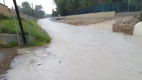 Camnio en Elche inundado por las lluvias intensas caídas este martes. Camnio en Elche inundado por las lluvias intensas caídas este martes.