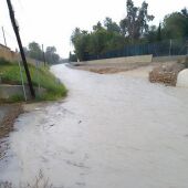 Camnio en Elche inundado por las lluvias intensas caídas este martes.