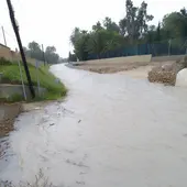 Camnio en Elche inundado por las lluvias intensas caídas este martes. Camnio en Elche inundado por las lluvias intensas caídas este martes.