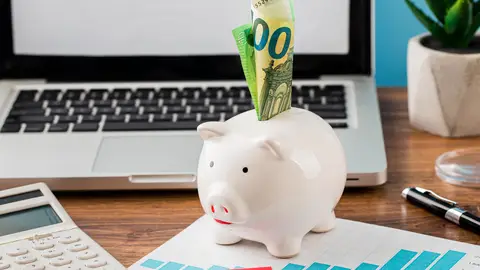 Imagen de archivo de una hucha. Imagen de archivo de una hucha.