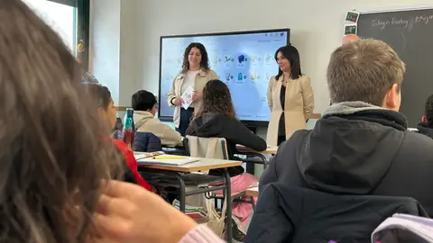 La consejera de Educación, Mercedes Zarzalejo, en su visita al colegio público María de Villota La consejera de Educación, Mercedes Zarzalejo, en su visita al colegio público María de Villota
