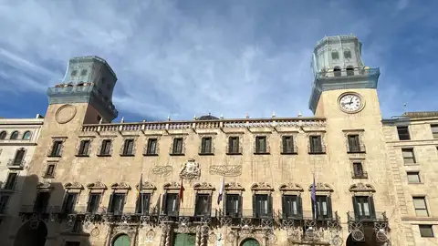Mallas de seguridad en las dos torres tras los desprendimientos de hace año y medio Mallas de seguridad en las dos torres tras los desprendimientos de hace año y medio