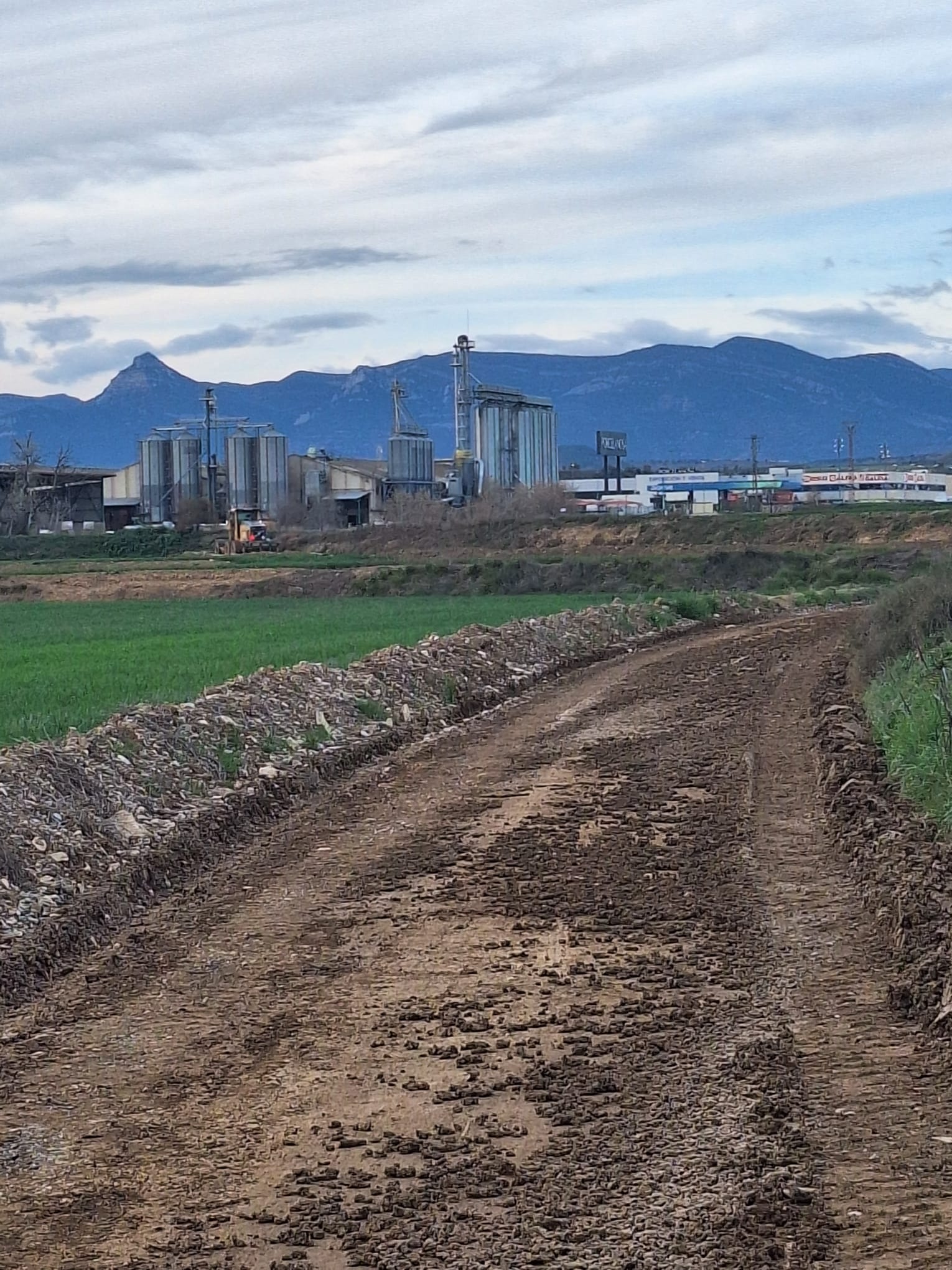 Comienzan las obras del camino entre los Cierzos y las Cruces, y del Camino La Paúl en Huesca Comienzan las obras del camino entre los Cierzos y las Cruces, y del Camino La Paúl en Huesca