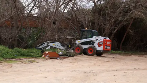 Màquina excavadora al futur aparcament del carrer de la comunitat de Múrcia Màquina excavadora al futur aparcament del carrer de la comunitat de Múrcia