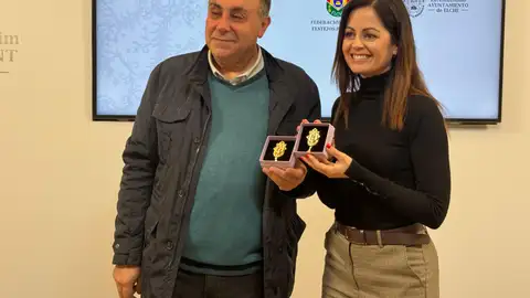 Inma Mora, concejala de Festejos de Elche, y Fernando Jaén, presidente de la Federación Gestora de Festejos Populares de Elche, en la presentación del homenaje a las Reinas y Damas de Elche. Inma Mora, concejala de Festejos de Elche, y Fernando Jaén, presidente de la Federación Gestora de Festejos Populares de Elche, en la presentación del homenaje a las Reinas y Damas de Elche.