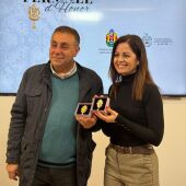 Inma Mora, concejala de Festejos de Elche, y Fernando Jaén, presidente de la Federación Gestora de Festejos Populares de Elche, en la presentación del homenaje a las Reinas y Damas de Elche.
