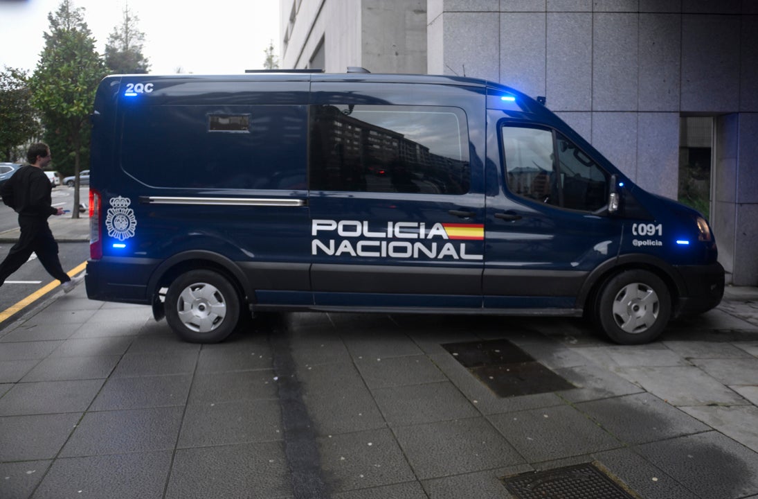 El furgón policial que traslada a uno de los padres entra en el garaje de la Audiencia Provincial de Oviedo El furgón policial que traslada a uno de los padres entra en el garaje de la Audiencia Provincial de Oviedo