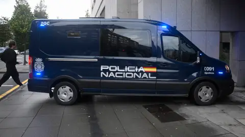 El furgón policial que traslada a uno de los padres entra en el garaje de la Audiencia Provincial de Oviedo Los abogados del matrimonio que encerró a sus hijos en Oviedo niegan que fuese la "casa de los horrores"
