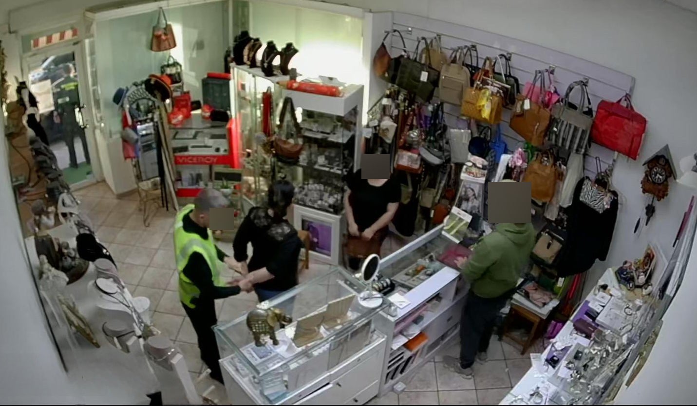 Detenidas dos mujeres por intentar sustraer una pieza de oro de una joyería de Fuente Álamo Detenidas dos mujeres por intentar sustraer una pieza de oro de una joyería de Fuente Álamo