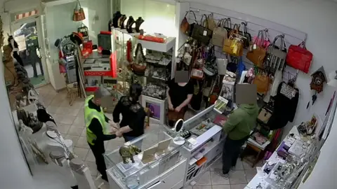 Detenidas dos mujeres por intentar sustraer una pieza de oro de una joyería de Fuente Álamo Detenidas dos mujeres por intentar sustraer una pieza de oro de una joyería de Fuente Álamo