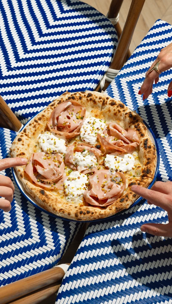 Pizza Alfredo con mozzarella, mortadella, stracciatella, pistachio y ralladura de limón. Pizza Alfredo con mozzarella, mortadella, stracciatella, pistachio y ralladura de limón.