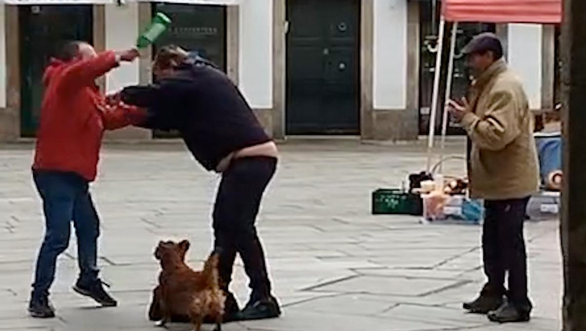 Vecinos del casco histórico acuden a Fiscalía para solicitar el alejamiento de la praza do Toural en un radio de 500 metros de la persona causante de problemas de convivencia Vecinos del casco histórico acuden a Fiscalía para solicitar el alejamiento de la praza do Toural en un radio de 500 metros de la persona causante de problemas de convivencia